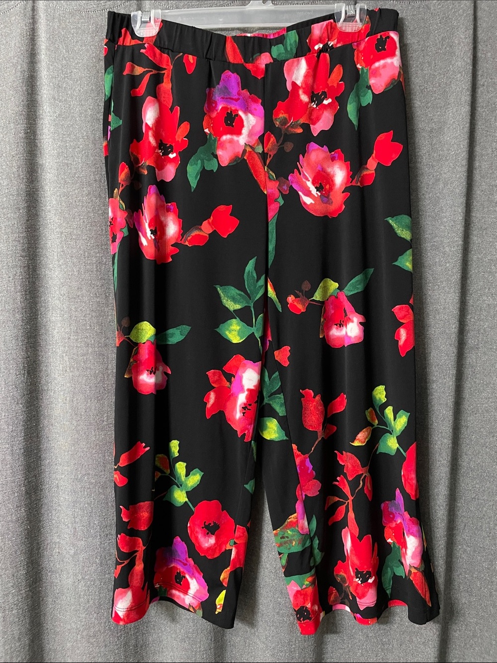 Susan Graver Black Floral Wide-Leg Capris
